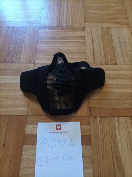 Gittermaske mit Stoff.