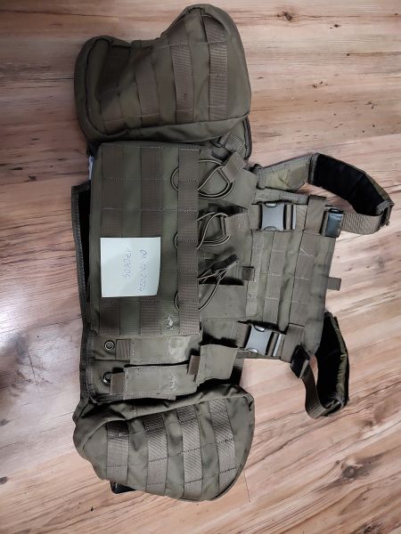 Tasmanien Tiger Chest rig, mit tropper Backpanel und drei Magazin Tasche und Doppel Pistolen Magazin tasche