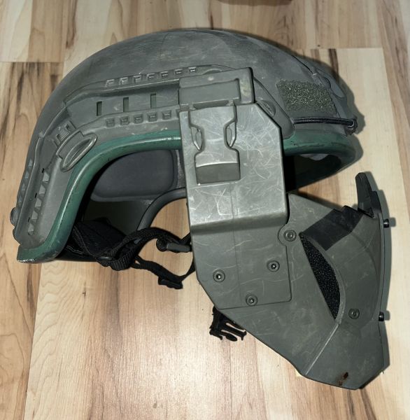 Helm mit Maske 