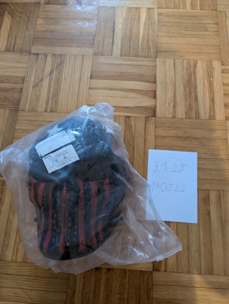 Maske mit Gitteraugen 