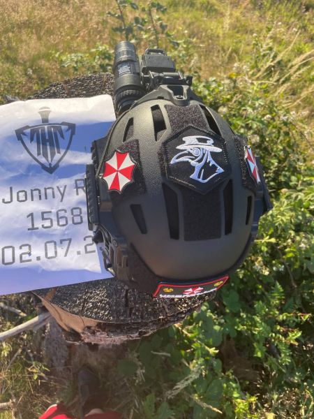 Caiman Helm Replika Set – Umbrella Corporation Söldner Style | PVS-18 Deko + Patches | Resident Evil Cosplay | Neuwertig