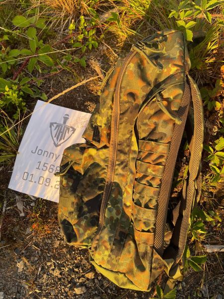 Taktischer MOLLE-Rucksack – Handmade in Harz | 70 Liter | Flecktarn | Adeptus Mechanicus Patch inkl.