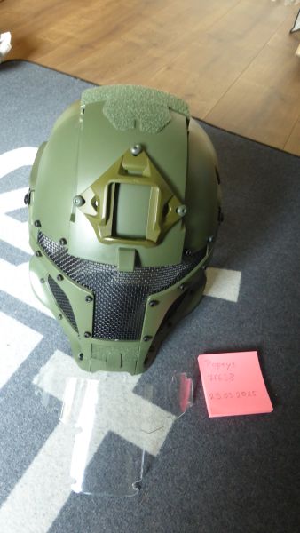 FAST-Helm mit Visiermechanik