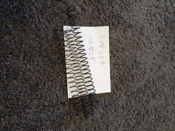 3 unterschiedliche Federn 