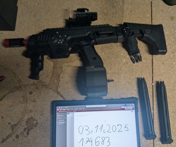 Glock im Ronincase mit Tracer und Visier