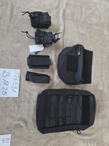 Diverse schwarze Pouches 