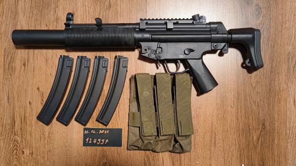 Begadi MP5 mit vier Mags und Tasche 