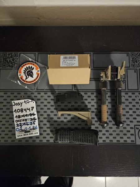 Sammelverkauf: Magpul Fore Grip, IMI Defense Frontgrip, Atlas BT10 Bipod, Magwell AR15 , 2 Bein, Waffenständer, Magazin 
