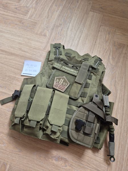 Taktische Weste mit mehreren Pouches und Sling oliv