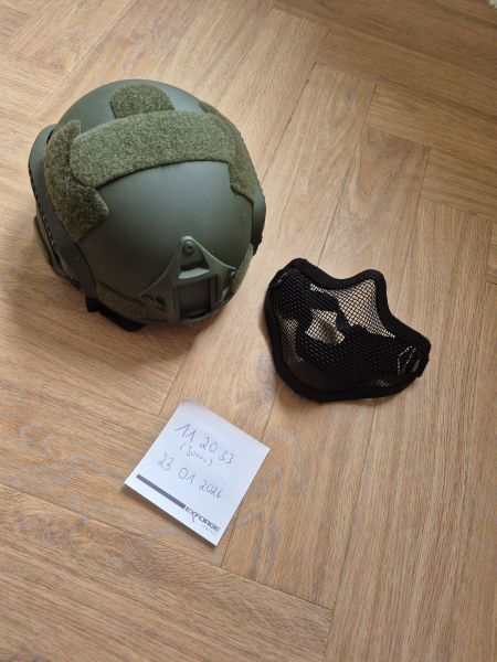 Helm oliv und Gesichtsschutz schwarz