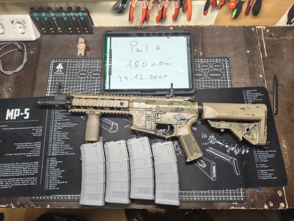 Ares Amoeba M4 AM-008 EFCS SAEG (TAN) – ca. 1,5 Joule | Digi-Tarn „Used Look“ | inkl. 4 Magazine