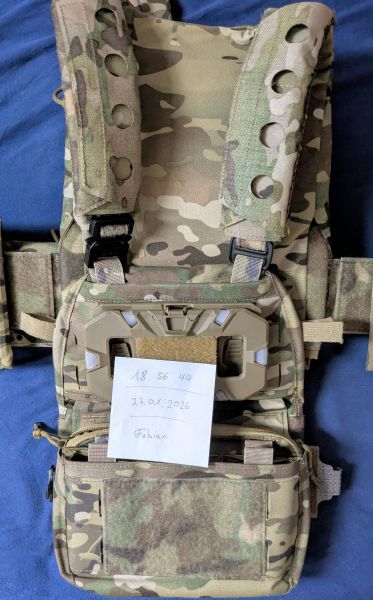 Plattenträger mit mehreren Pouches und Schaumeinlage