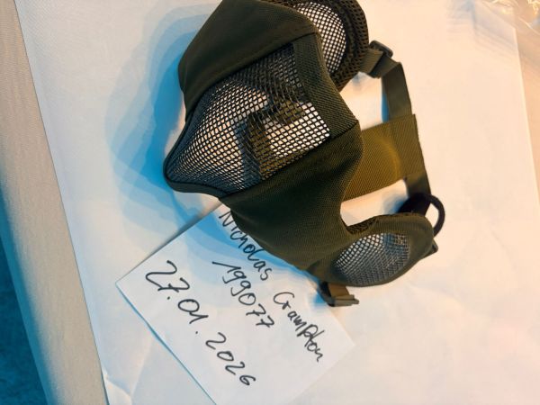 Schutzmaske mit ohrenschutz