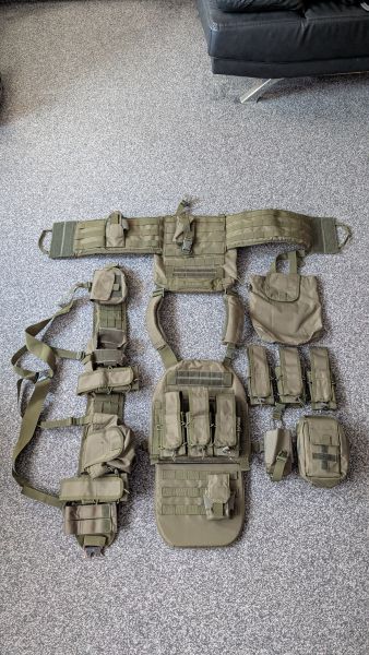Plattenträger Set mit Zubehör und Battlebelt alles in Olive