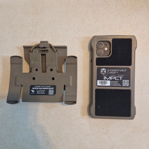 Iphone 11 mit Juggernaut Case tan und Juggernaut Mount tan für Itak/Atak