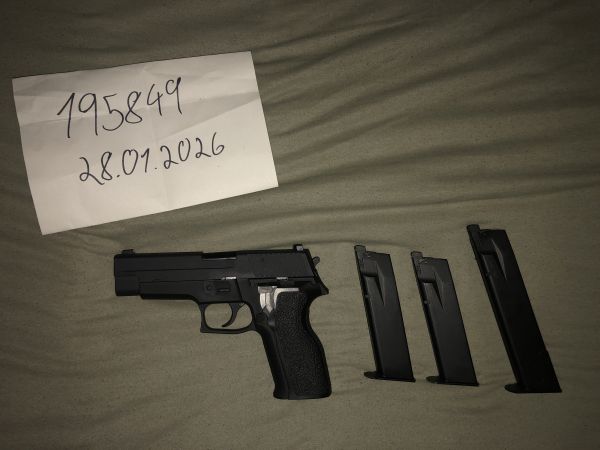 Socom Gear P226E2 GBB mit Zusatzmagazinen