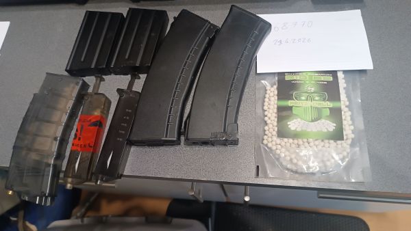 2 M4 Midcaps, 2 AK74 Highcap Flash Mags, 3 Speedloader, 40er BBss