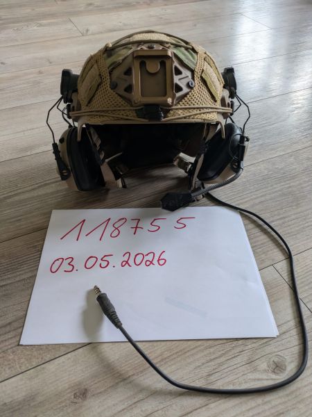 Taktischer Helm mit Earmor Headset