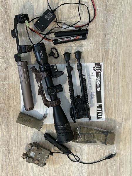 Anbauteile von Sammlergewehr aus Vitrine