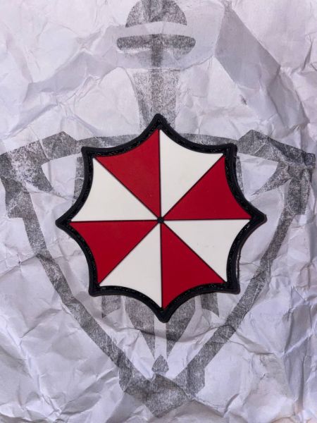 Resident Evil Umbrella PVC Velcro Patch – Kleiner Klett Aufnäher – Schwarz/Rot