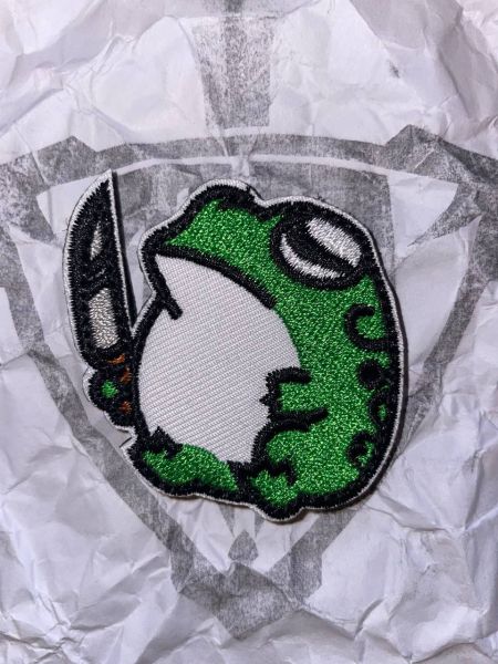 Knife Frog Velcro Patch – Frosch mit Messer – Gestickter Klett Aufnäher