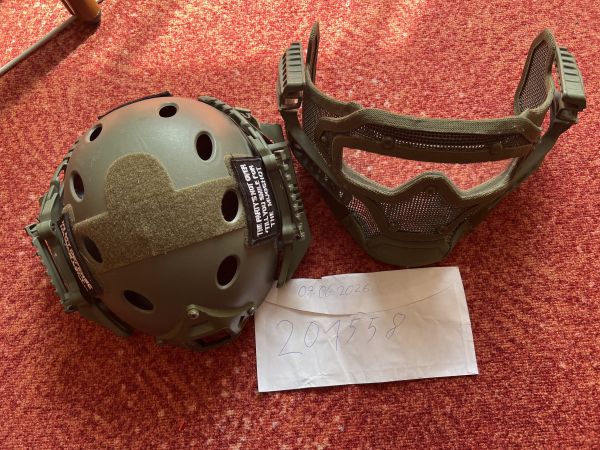 Helm mit Visier Olive
