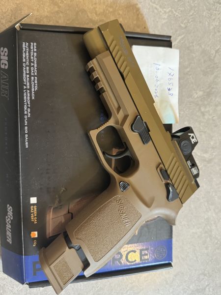 SIG Sauer M17 CO2 GBB Pistole inkl. ADE Raptor Red Dot & AMG High Output Valve
