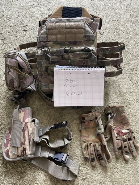 Multicam Plattenträger mit Dummyplatten, Battlebelt, Holster, Handschuhe, M4 Mag-, Nade- & Radiopouch