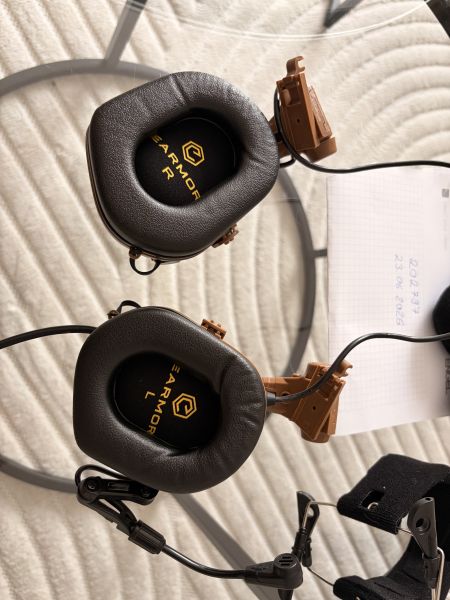 Earmor Headset Mod 4 inkl. M16C Rail Mount Coyote