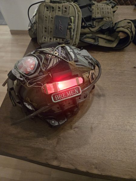 Premium Helm Novritsch Olive und Comms