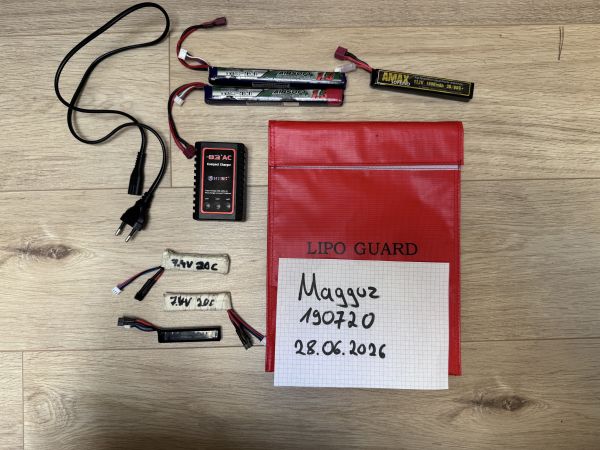 Akkus 11,1 & 7,4 V, Ladekabel und Tasche
