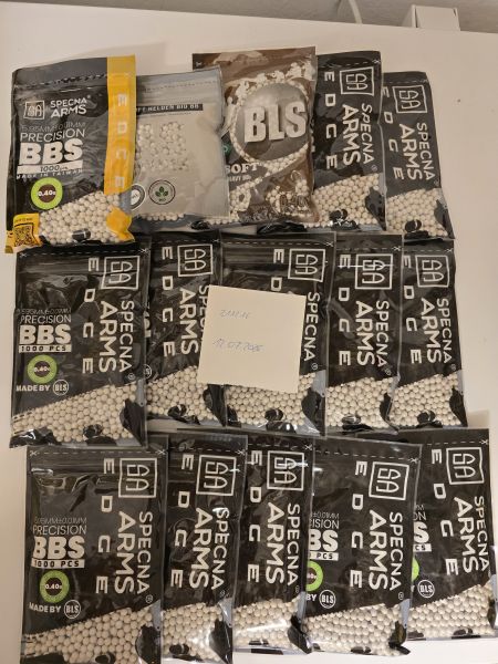 15x 0,40g Bio BBS (1000x pro Tüte)  12x Specna Arms Edge  Bio BBS /  und jeweils 1x Airosft Helden/BLS/Specna Arms Edge Ultra Bio BBs Preis ist inklusive Versand 