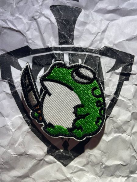 Knife Frog Patch – Frosch mit Messer – gestickter Klett-Aufnäher – 6,1 × 4,7 cm