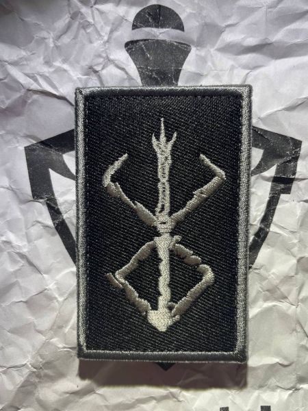 Berserk Brand of Sacrifice Patch – Grau – gestickter Klett-Aufnäher – 8 × 5 cm