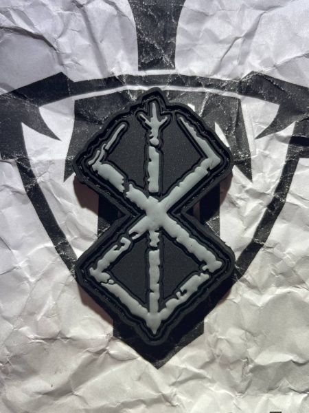 Berserk Brand of Sacrifice PVC Patch – Grau – Klett-Aufnäher – 6,2 × 3,8 cm