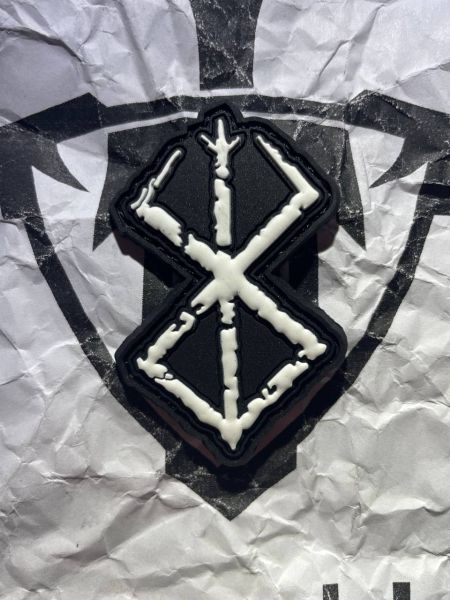 Berserk Brand of Sacrifice PVC Patch – Weiß – Klett-Aufnäher – 6,2 × 3,8 cm