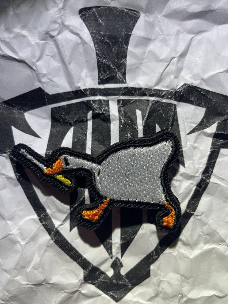 Untitled Goose Game Patch – Gans mit Messer – gestickter Klett-Aufnäher – 5,4 × 3,6 cm