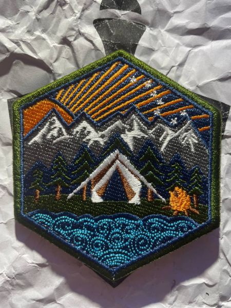 Camping Zelt Patch – Wandern & Bushcraft – gestickter Klett-Aufnäher – 8 × 7,2 cm