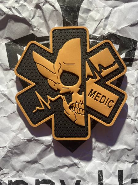 Medic Star Totenkopf PVC Patch – Sanitäter-Stern – Klett-Aufnäher – 7 × 7 cm