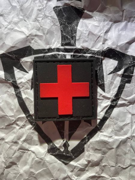 Paramedic First Aid Patch – Rotes Kreuz – PVC Klett-Aufnäher – 3,7 × 3,7 cm