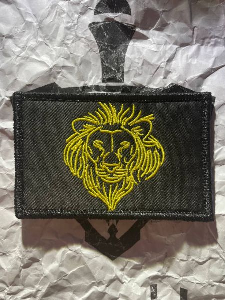 Goldener Löwenkopf Patch – Wappen- & Heraldik-Motiv – gestickter Klett-Aufnäher – 7,9 × 4,9 cm