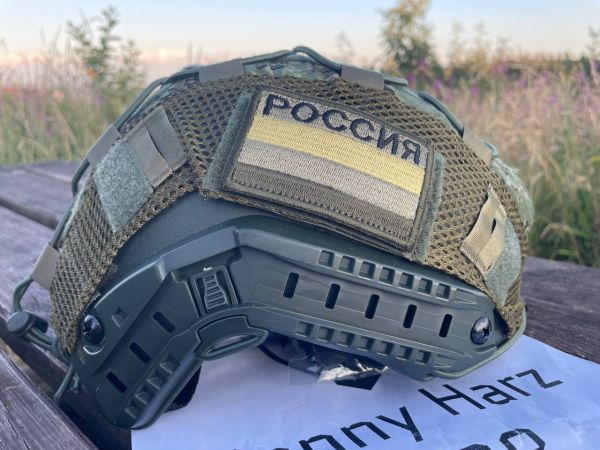 RusFor FAST Helm-Set Oliv – EMR/Zifra Helmbezug & 2 Russland-Patches (neuwertig)