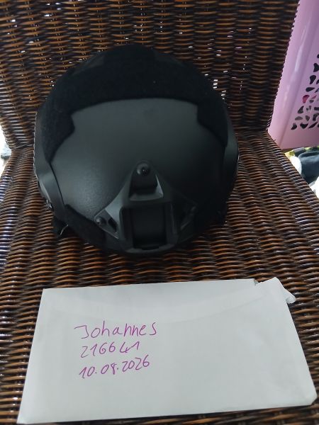 Schwarzer Helm 