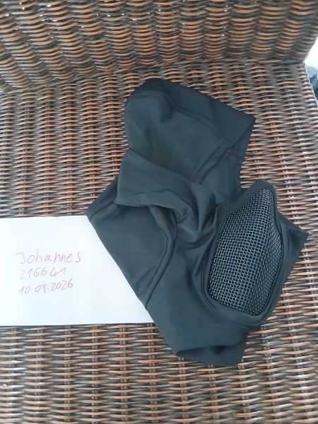 Maske und Kopftuch