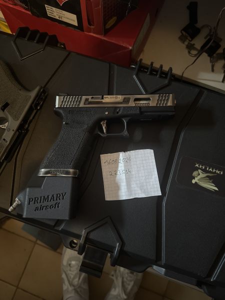 We Glock 17 