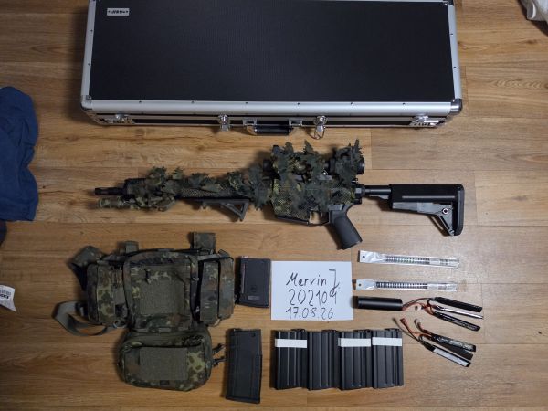 Begadi MOD 25 Battle Rifle Gen 5 (Tuned, 2J, 90m Reichweite) + Flecktarn Camo + Helikon Tex Mini Rig + Koffer & Zubehör