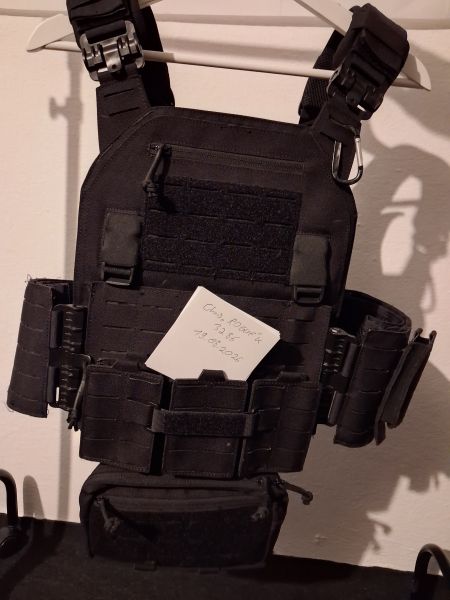 Shield Germany Bravo Plattenträger Chestrig Schwarz Molle Lasercut inkl Taschen und Handschuhe