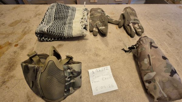 Diverse Airsoft-Ausrüstung – Handschuhe, Maske, Schal, Poncho