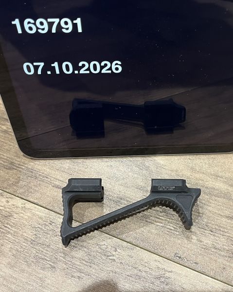 UTG Ultra Slim Aluminium Angled Frontgriff (Picatinny)