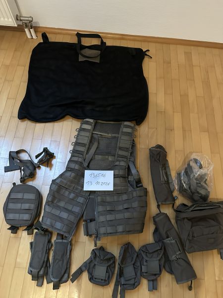 Schwedische Weste mit diversen Taschen und praktischer Ausrüstungs-Tragetasche